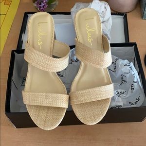 Never worn Lulus sandals